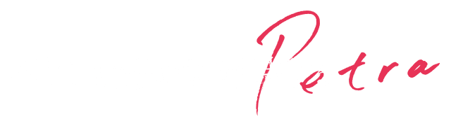 ペトラは静かに対峙する